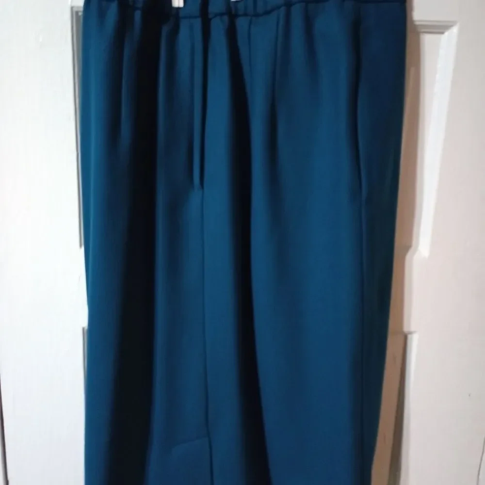 Fine Feathers size 8 women's 2-piece woolen suit. Gorgeous, one moth hole